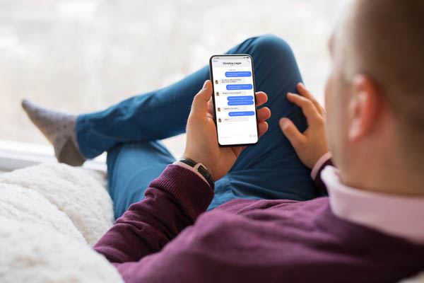 How Can I See My Boyfriend’s Text Messages Without Him Knowing for Free? 1 boyfriend texting